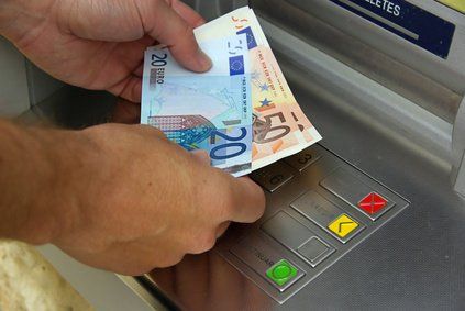 Bargeld abheben am Bankautomat